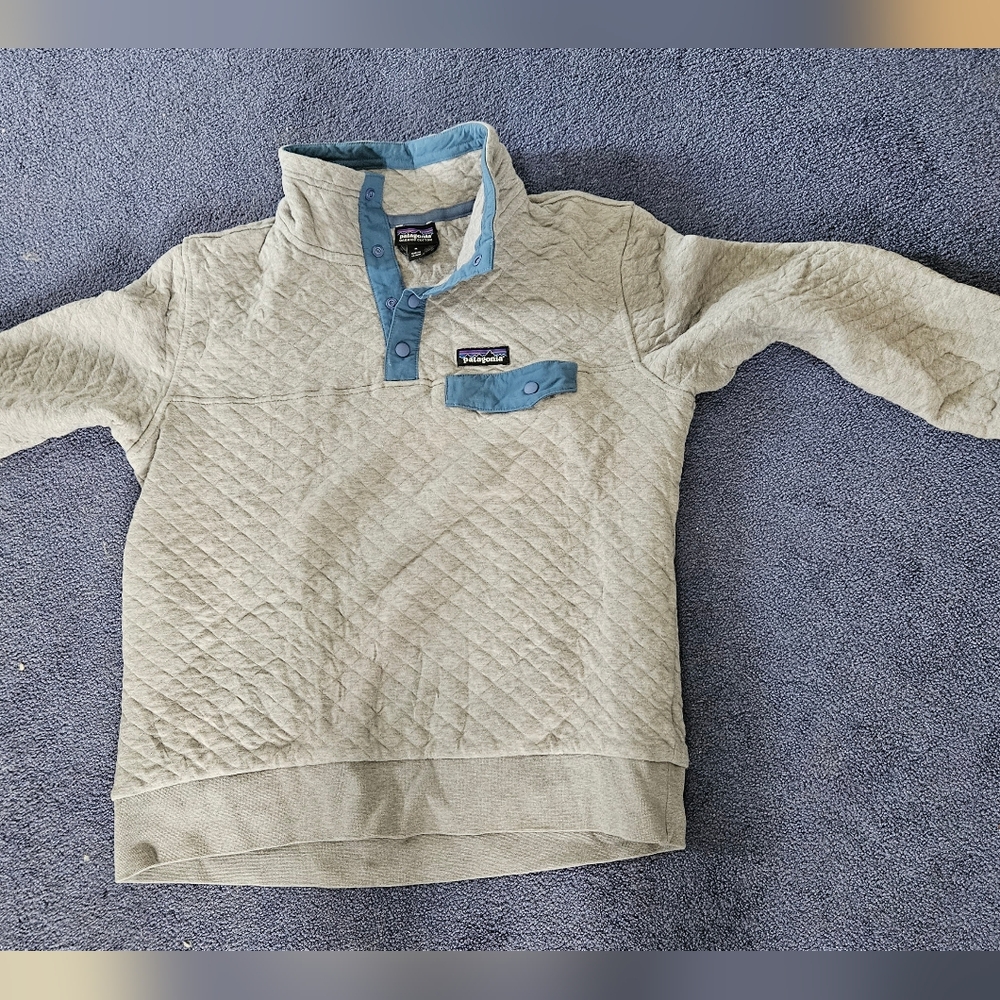 Patagonia Quilted Pullover with Blue Accents